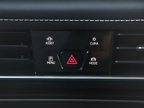 Used 2025 Volkswagen Atlas SE FWD image 25