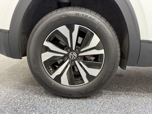 Used 2024 Volkswagen Atlas Cross Sport SE FWD image 13