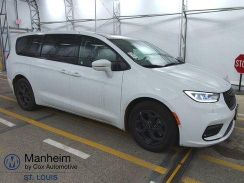 Used 2022 Chrysler Pacifica Limited w/ Uconnect Theater Family Group FWD image 3