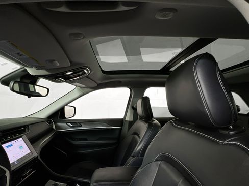 Used 2022 Jeep Grand Cherokee Limited image 21