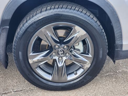 Used 2018 Toyota Highlander Limited Platinum image 12