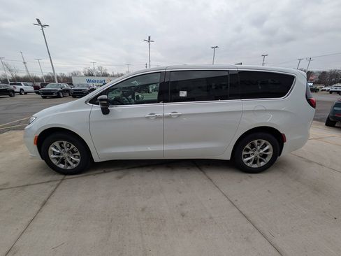 New 2026 Chrysler Pacifica Select image 7