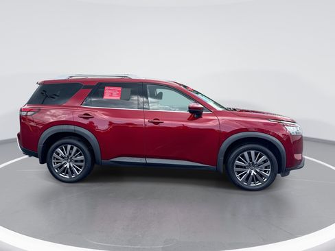 Used 2024 Nissan Pathfinder SL w/ SL Premium Package FWD image 3
