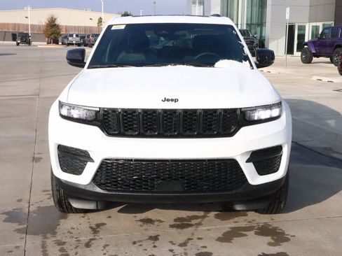 New 2025 Jeep Grand Cherokee Altitude image 9