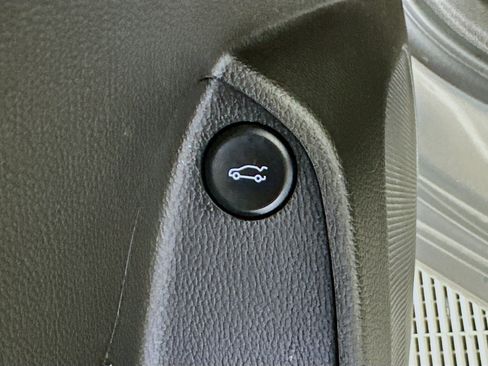 Used 2018 Chevrolet Cruze LT w/ Convenience Package image 32