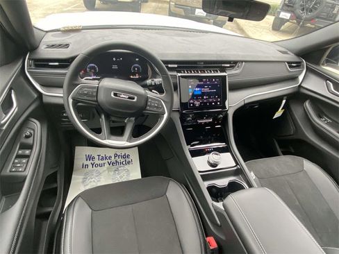 New 2025 Jeep Grand Cherokee Altitude image 11