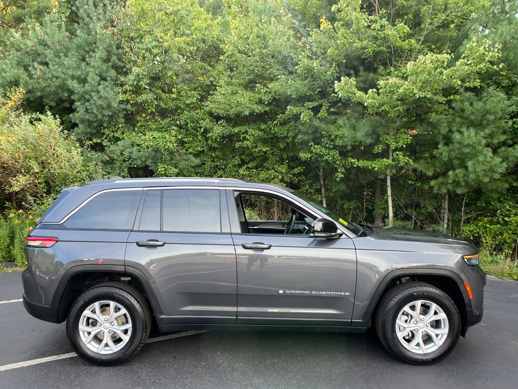 Used 2023 Jeep Grand Cherokee Limited w/ Luxury Tech Group II AWD/4WD image 6