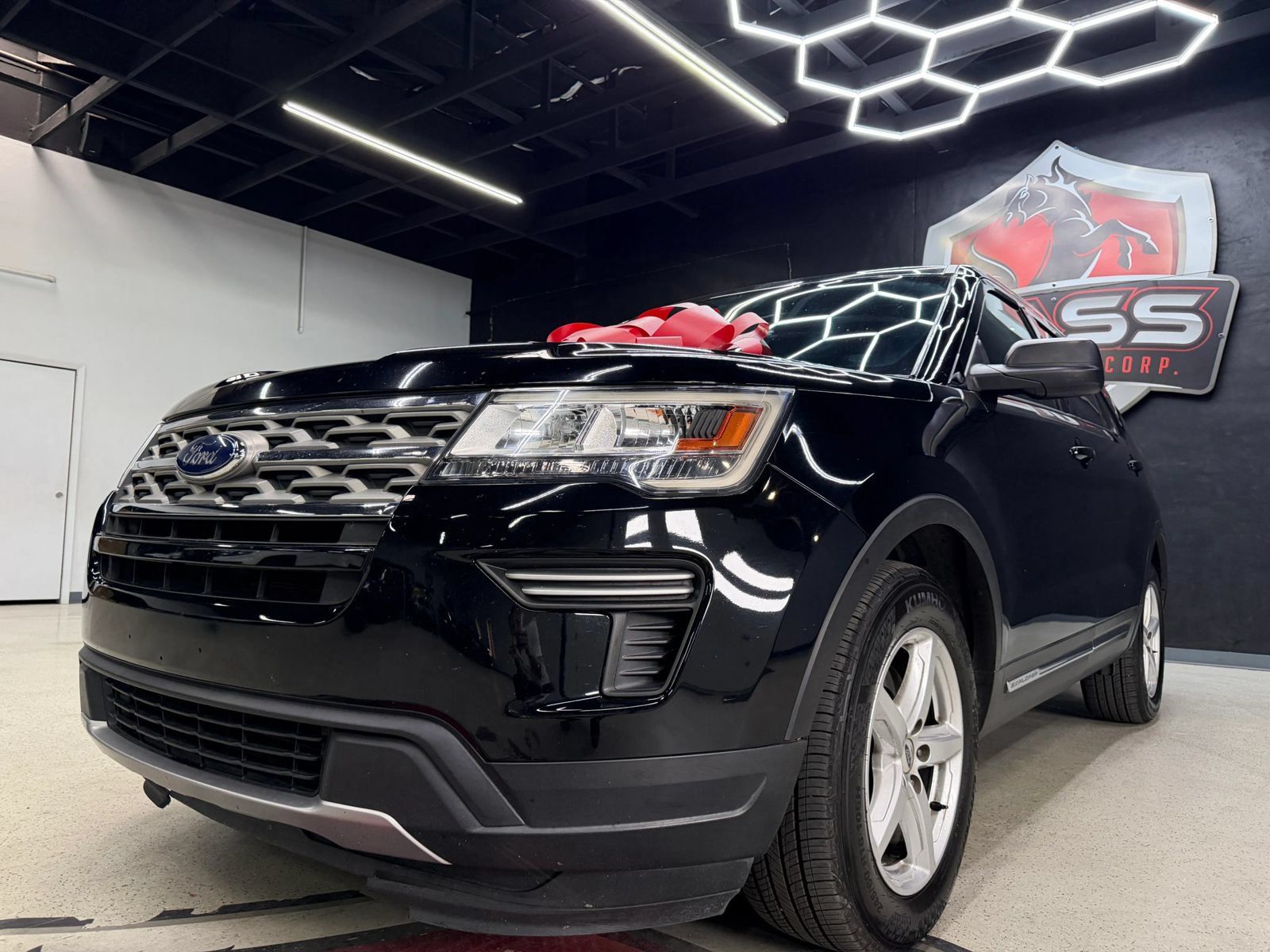 Used 2018 Ford Explorer XLT FWD image 3
