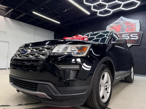 Used 2018 Ford Explorer XLT FWD image 3