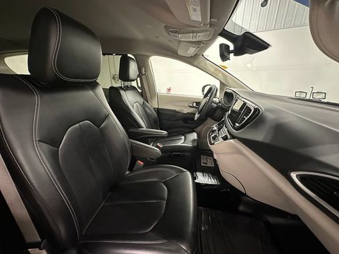 Used 2023 Chrysler Pacifica Touring-L FWD image 25