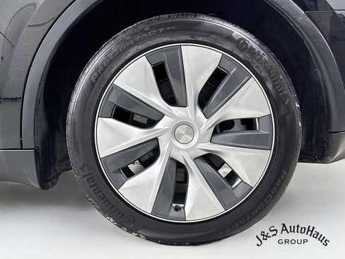 Used 2022 Tesla Model Y Long Range image 36