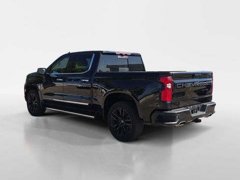 Used 2022 Chevrolet Silverado 1500 High Country w/ High Country Premium Package AWD/4WD image 3