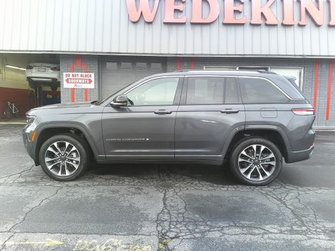 Used 2022 Jeep Grand Cherokee Overland w/ Luxury Tech Group IV AWD/4WD image 2