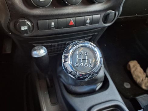 Used 2018 Jeep Wrangler Rubicon w/ Connectivity Group image 10