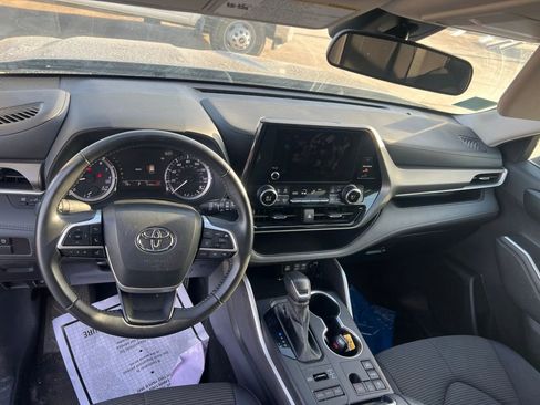 Used 2024 Toyota Highlander LE AWD/4WD image 12