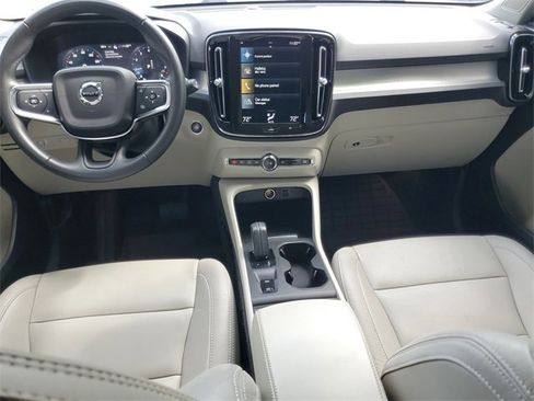 Used 2021 Volvo XC40 T4 Momentum w/ Premium Package image 14