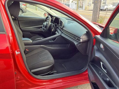 Used 2021 Hyundai Elantra SE image 25