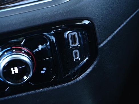 Used 2025 GMC Sierra 1500 Elevation image 25