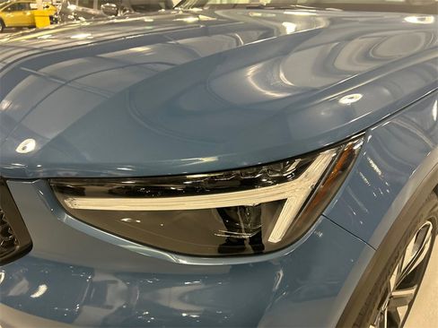 Certified 2023 Volvo XC40 B5 Ultimate w/ Protection Package Premier image 7