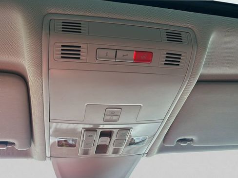 Used 2021 Volkswagen Tiguan SEL image 32