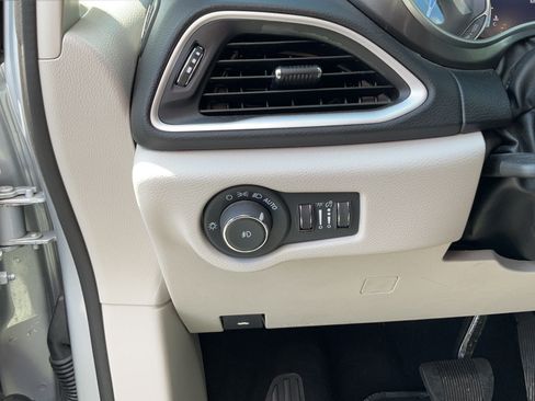 Used 2024 Chrysler Pacifica Touring-L FWD image 31