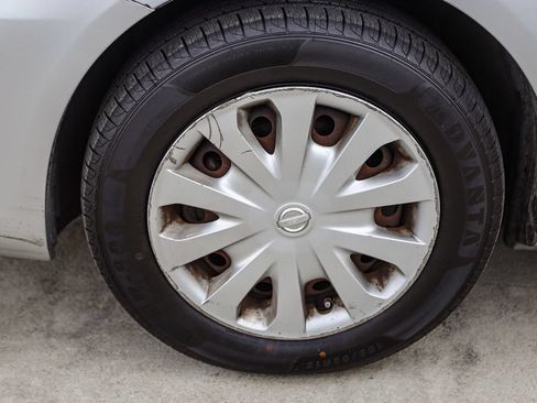 Used 2015 Nissan Versa SV FWD image 5