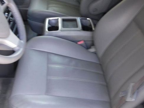 Used 2009 Chrysler Town & Country Touring image 22
