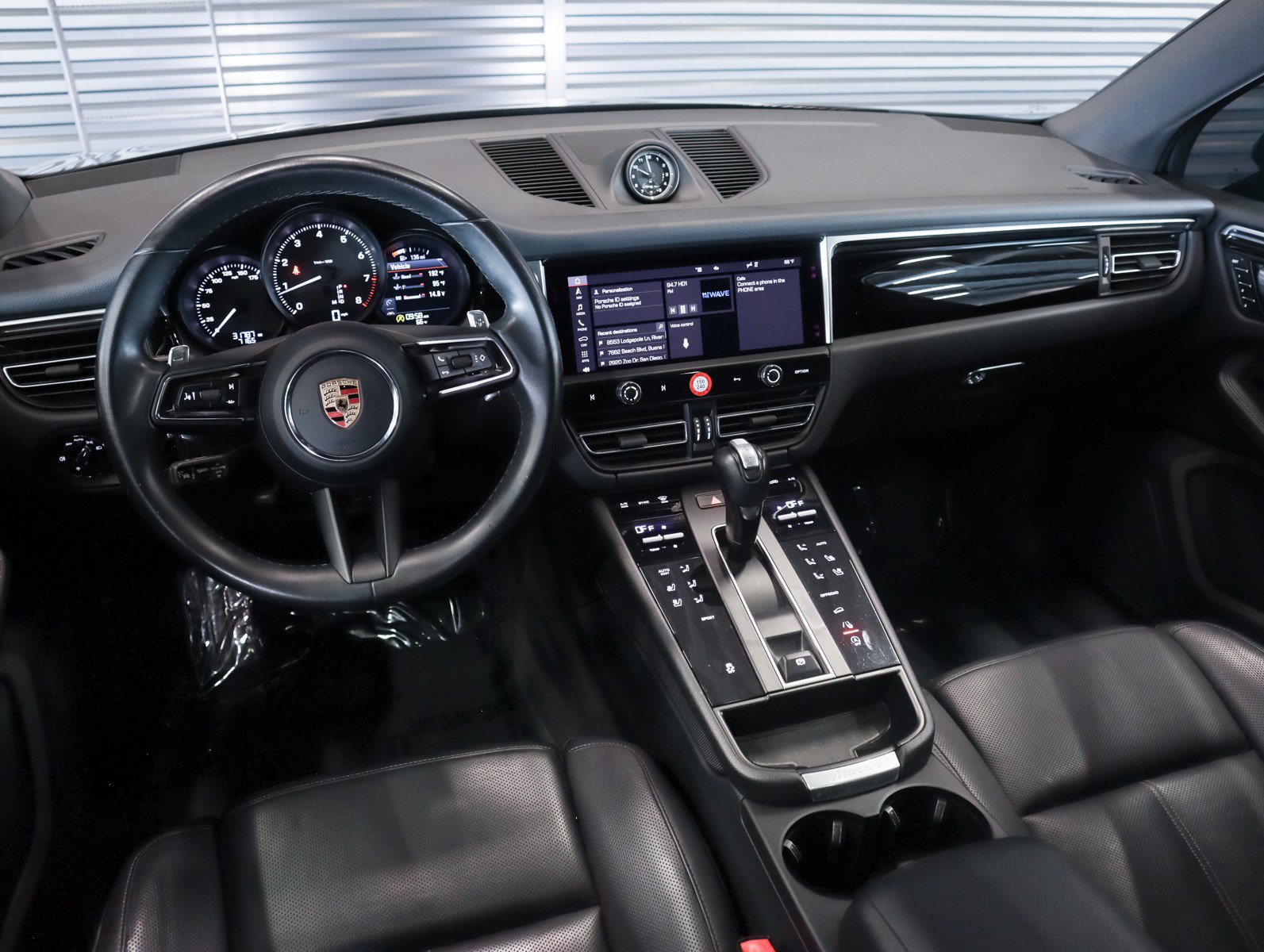 Certified 2023 Porsche Macan AWD/4WD image 19