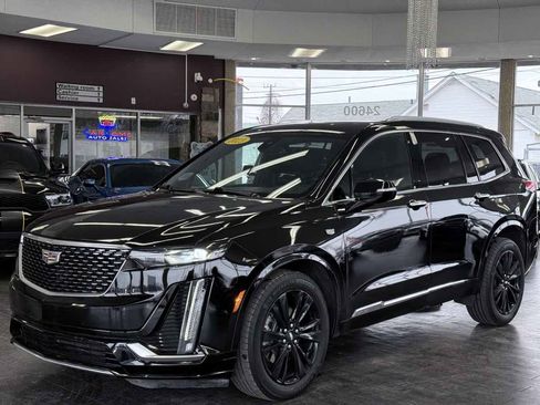 Used 2023 Cadillac XT6 Premium Luxury image 2