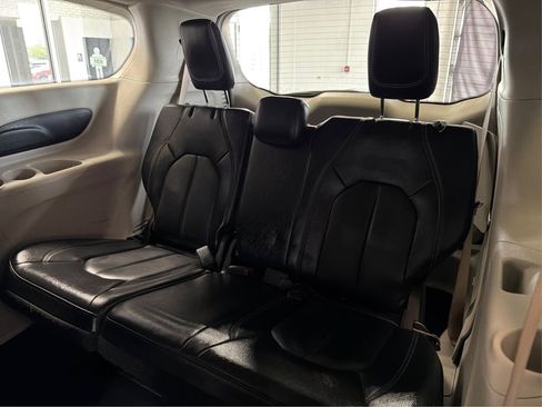 Used 2022 Chrysler Pacifica Touring-L FWD image 29