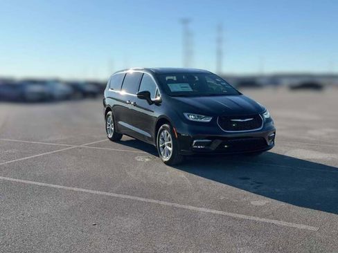New 2026 Chrysler Pacifica Limited image 17