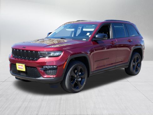 Used 2023 Jeep Grand Cherokee Limited w/ Black Appearance Package AWD/4WD image 3