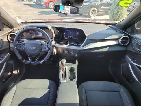 Used 2025 Chevrolet Trax RS FWD image 13