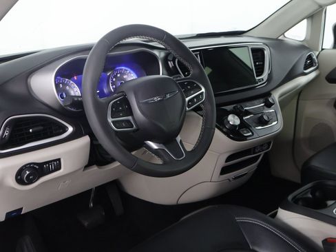 Used 2024 Chrysler Pacifica Touring-L image 26