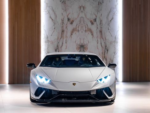 Used 2018 Lamborghini Huracan Performante AWD/4WD image 2