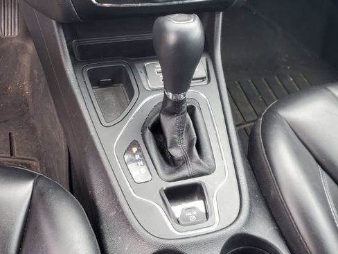 Used 2019 Jeep Cherokee Latitude Plus FWD image 24