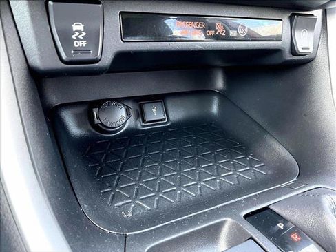 Used 2022 Toyota RAV4 XLE w/ Convenience Package FWD image 23