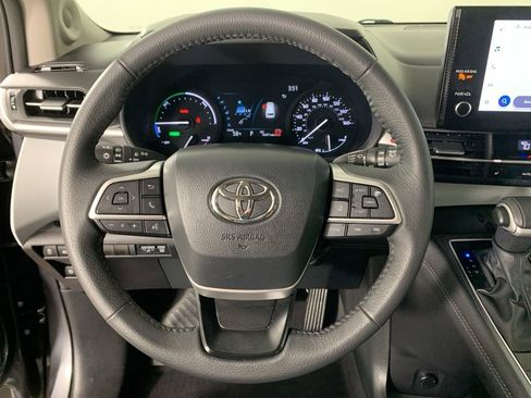 Used 2025 Toyota Sienna XLE w/ XLE Plus Package image 22