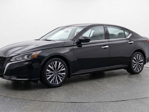 Used 2025 Nissan Altima 2.5 SV FWD image 3