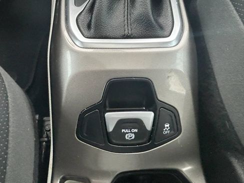 Used 2018 Jeep Renegade Limited w/ UConnect 8.4 Nav Group FWD image 30