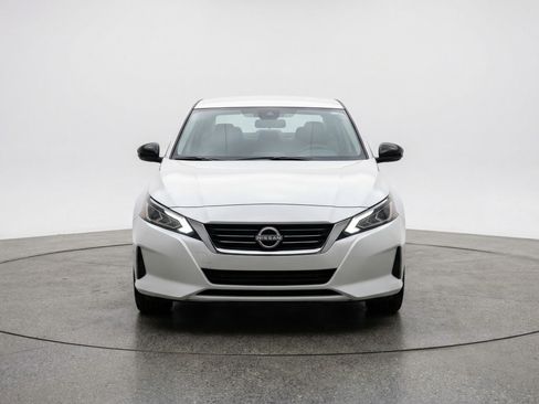 Used 2025 Nissan Altima 2.5 SV FWD image 2