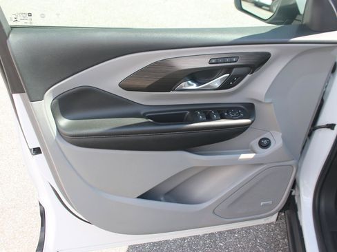 Used 2022 GMC Terrain SLT w/ Infotainment Package II FWD image 13