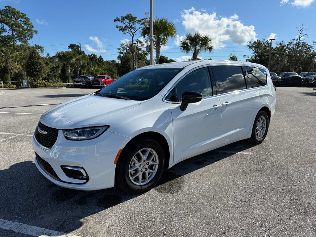Used 2024 Chrysler Pacifica Touring-L FWD image 7