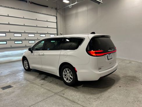 New 2026 Chrysler Pacifica Select image 8