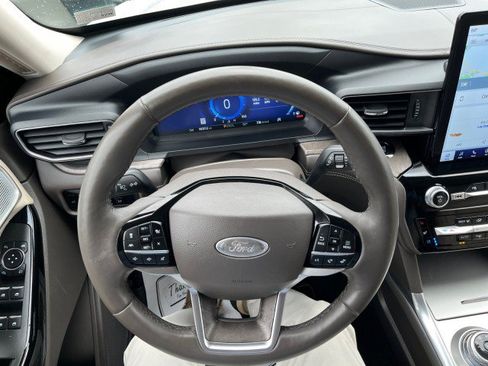 Certified 2024 Ford Explorer Platinum w/ Technology Package AWD/4WD image 25
