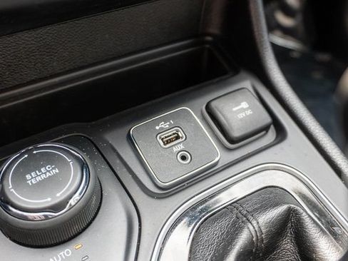 Used 2019 Jeep Cherokee Limited AWD/4WD image 29