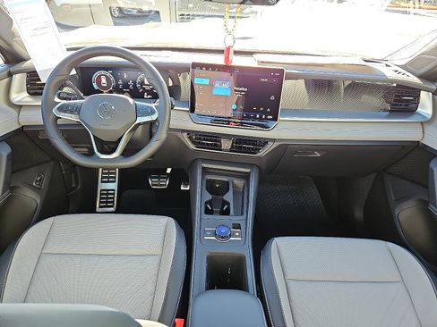 New 2026 Volkswagen Tiguan SE R-Line FWD image 9