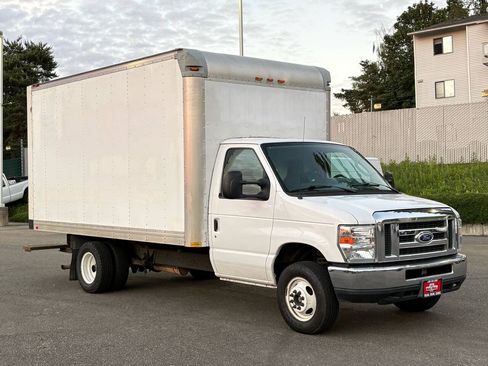 Used 2016 Ford E-350 and Econoline 350 Super Duty RWD image 3