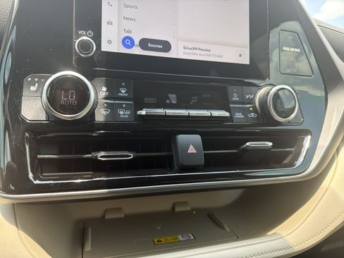 Used 2023 Toyota Highlander XLE AWD/4WD image 8