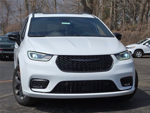 Used 2024 Chrysler Pacifica Limited w/ S Appearance Package image 3